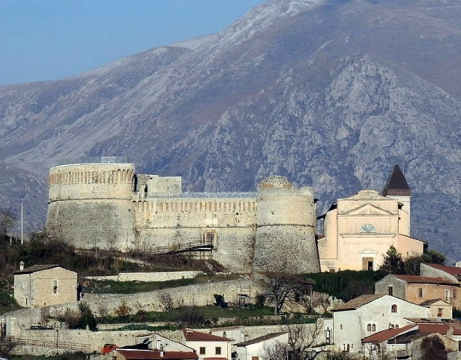 800px-Scurcola_Marsicana_AQ_-_Rocca_Orsini_01.JPG