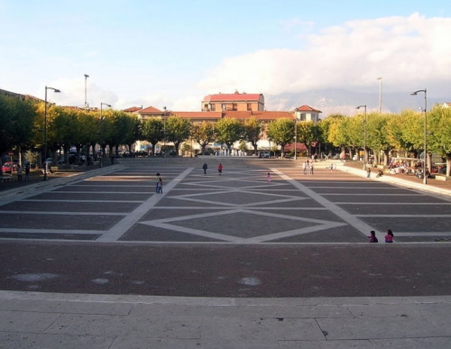 800px-Avezzano_-_Piazza_Risorgimento.jpg