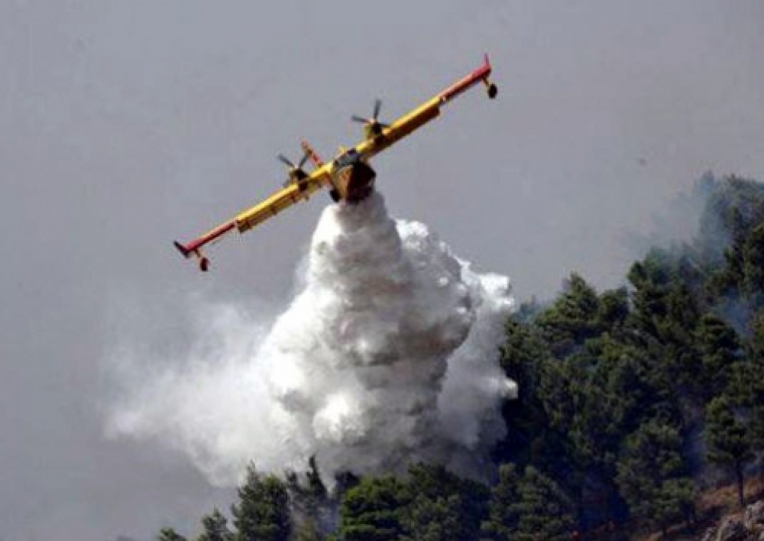 Canadair-_vigili-del-fuoco.jpg