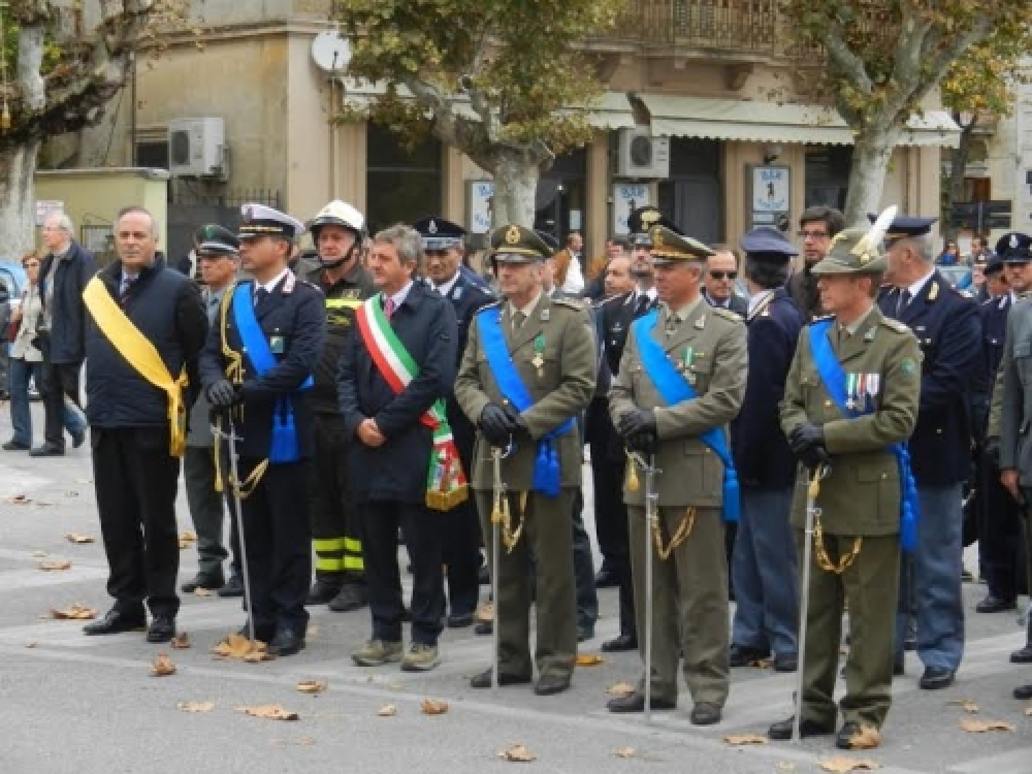 Sindaco con militari.jpg