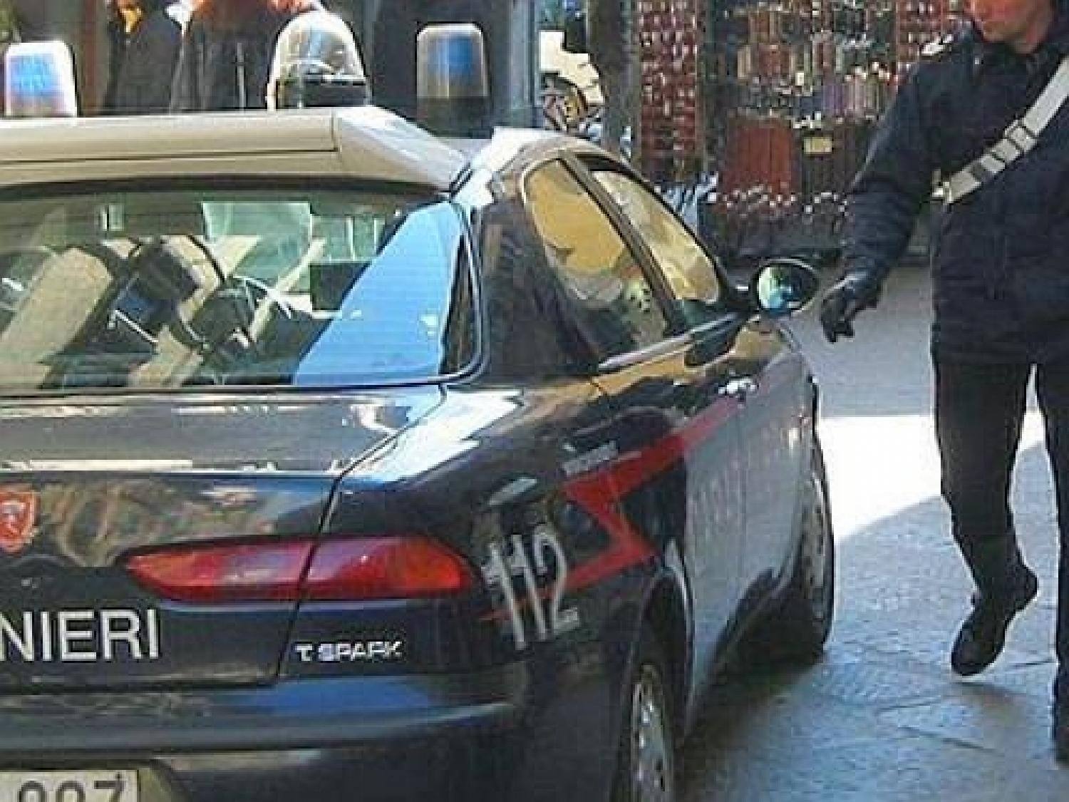 carabinieri-auto-agente-giorno.jpg