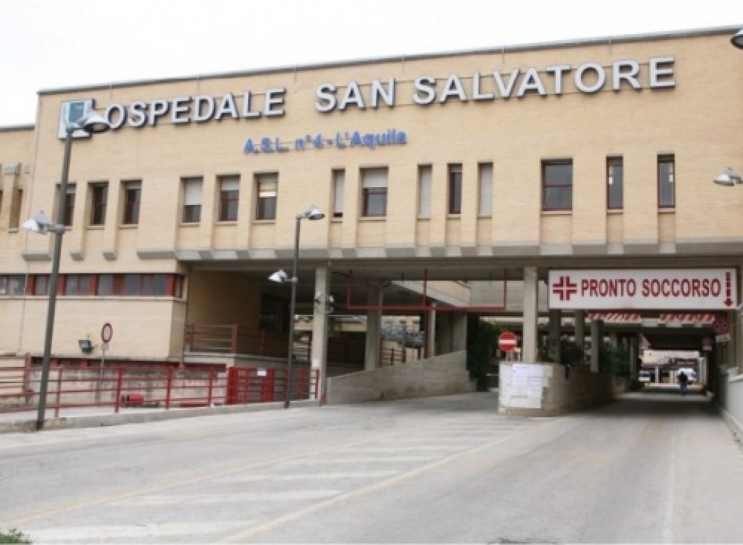 Ospedale San Salvatore.jpg