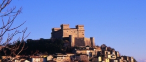 Castello_Piccolomini_e_Borgo_di_Celano.jpg