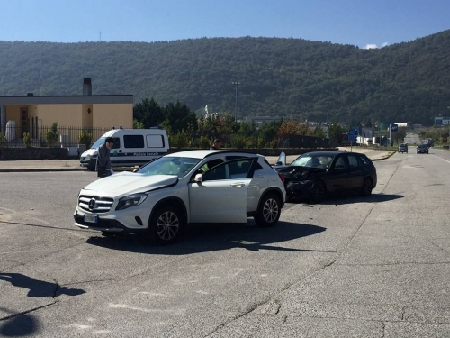 scontro auto nucleo industriale.jpg