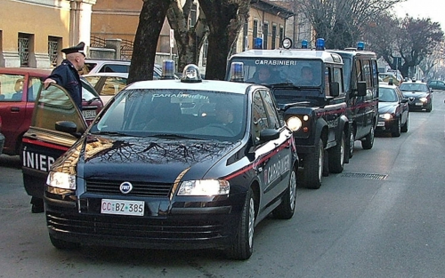 carabinieri-colonna-gazzella1.jpg